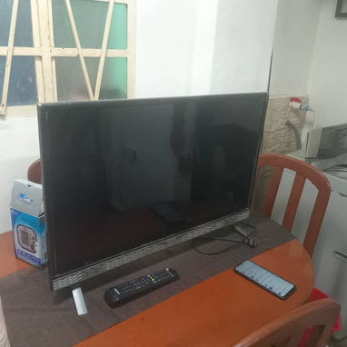 TV KONKA DE 32 PULGADAS CON CAJITA INTERNA Y BARRA DE SONIDO - 3/4