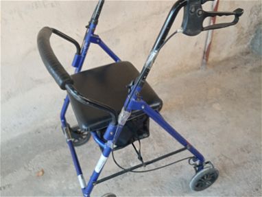 Se vende silla de ruedas especial y andador - Img main-image
