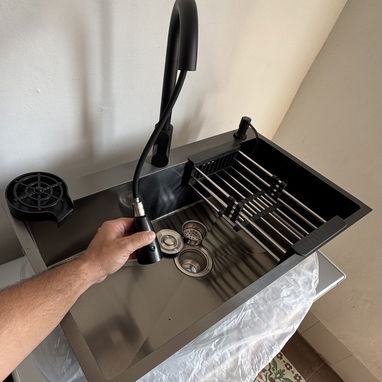 Fregardero moderno con mezcladora, sistema de frezado de vasos, dispensador de detergente y parrilla escurrir - 2/10
