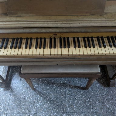 Piano acústico Wurlitzer con su banqueta portalibros, ideal para estudio. - 4/4