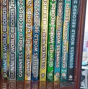Vendo libros de los Records Guinnes en perfecto estado,   desde el año 2001 al 2020. Son libros muy instructivos, por su - Img 50863750