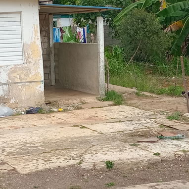 Se vende  con cosas adentro como refrigerador cocina frisar mesa de 4 sillas dos sillones - Img 122333391