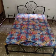 Camas con su colchón totalmente nuevo + sus dos mesitas de noche. Venta de colchones. Reparación de colchones - Img 54857946