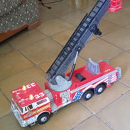 Carro bombero con torre móvil y luces de emergencia - Img 57003329
