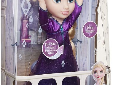 Muñeca Disney Frozen 2, Elsa Edición Especial canta en 4 idiomas "Hacia lo desconocido"+ 14 Frases + Luces en el vestido - Img 56668427