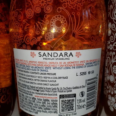 🍾Sandara Sangría de la bodega Vicente Gandía, reconocible por sus botellas con etiquetas decoradas de estilo veraniego. - 2/2