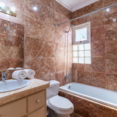 Edificio nuevo en La Habana, Cuba. Capacidad para 3 personas, 4 habitaciones, 4 camas, 5 baños. Disponible para la venta - Img 122920640