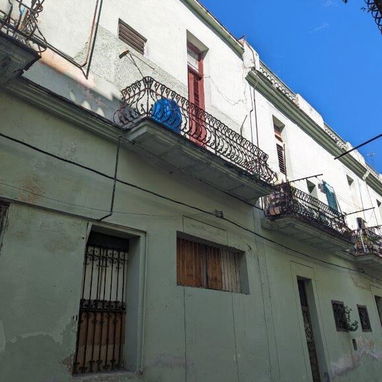 3000 USD_Oquendo y Neptuno"Centro Habana":Permuto Casa En 1er Piso 67m,2/4 + 1 d Pladul,1erPiso,Azotea Libre,Techo d Pla - Img 122762298