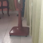 Ventilador de pie o pedestal, de uso, funciona bien las 3 velocidades, el giratorio y el bombillo. - Img 57238403