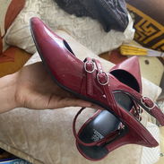 Tacones y cartera rojo vino - Img 57445817