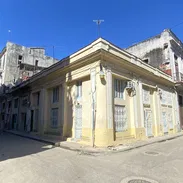 En venta casa colonial en la Habana Vieja. Toda la esquina, excelente para negocio!! - Img 57196201