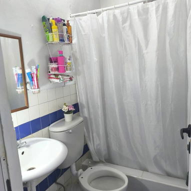 Se vende un apartamento en 4to piso en Alamar, zona 17. Calle Ancha. Habana del Este.  Consta de 2 cuartos (1 climatizad - 3/9