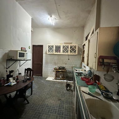 *🏡 SE VENDE CASA BIPLANTA EN BAJOS – PLAYA, REPARTO LA SIERRA.*  Propiedad amplia de construcción sólida (año 1940) con - Img 122390688