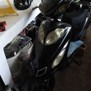 En venta moto forza , 1 lata de pintura, plasticos de reserva, tenedor y balancin de reserva y su capa para la lluvia. - Img 57653349