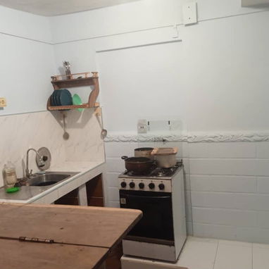 Venta de Casa en Centro Habana                    *CARACTERÍSTICAS*  * Puerta Calle * 3 Plantas * 3 cuartos * ⁠2 baños e - 2/9