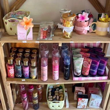 Tenemos productos de skincare, ropa. Contamos con mensajería y recogida al local - Img 124120806