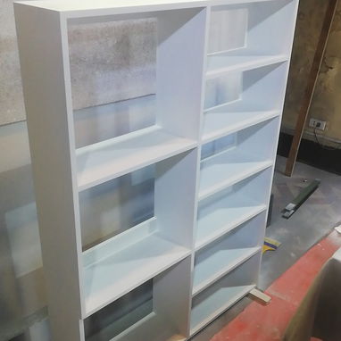 Estante de pared asimétrico en MDF hidrófugo, ideal para salas y estudios, con repisas de diferentes tamaños. - Img 115679864