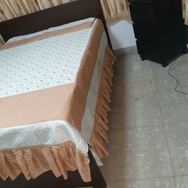 Sobrecama beige y blanca con 2 fundas - 3/3