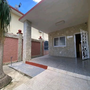 Casa independiente en Rio Verde con 3 cuartos, patio y garaje - 2/10