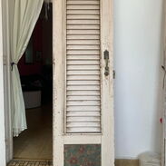 vendo 2 puertas de madera de cedro estilo francesa original le falta una perciana y pintura -80usd o al cambio actual - Img 44913978