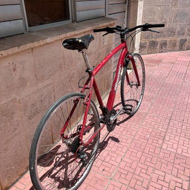 Vendo mi bici 🚲 híbrida 622: - Cambios Grip shift 3 x 6 - frenos v brake con tacos nuevos - Cuadro y tenedor con posibi - 4/5