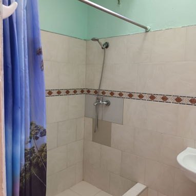 Aquiler para extranjeros 2 habitaciones, una a 10 Euros o Dólares y la otra a 15 por día con baño privado - Img 110893085