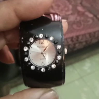 Reloj pulsera de mujer, de uso en buen estado, con batería nueva,fuciona bien. Se puede pagar por transferencia. - Img 120836158