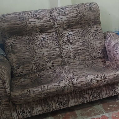 Juego de sala de uso conservado De color carmelita atigrado. Consta: 1 Un sofa de dos plaza. 2 bustacas. - Img 122528625