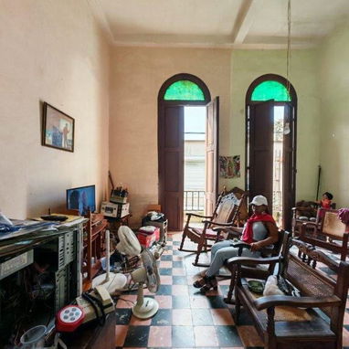 3000 USD_Oquendo y Neptuno"Centro Habana":Permuto Casa En 1er Piso 67m,2/4 + 1 d Pladul,1erPiso,Azotea Libre,Techo d Pla - Img 122762303