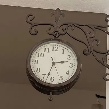 IKEA, vitrina, reloj, arbolito - Img 109481701