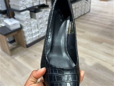 Zapatos de tacón cuadrado, NUEVOS, en color negro y pantalón Nuevo Talla 38 - Img 68856268