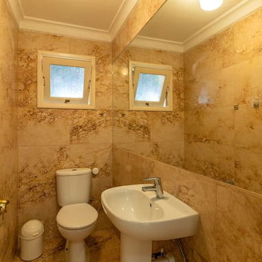 Edificio nuevo en La Habana, Cuba. Capacidad para 3 personas, 4 habitaciones, 4 camas, 5 baños. Disponible para la venta - Img 122920642