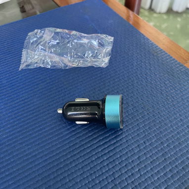 Cargador de coche y lector de voltaje (ambas cosas en 1) tiene dos puertos usb, uno de ellos es 3.0 va al encendedor!! - 4/10