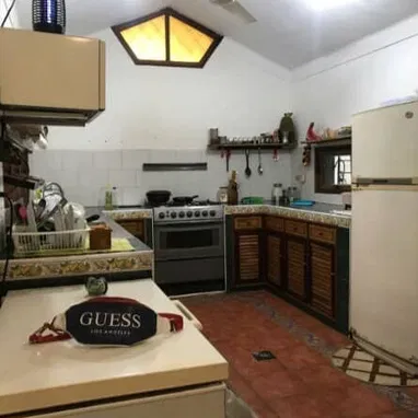 Casa independiente en el Casino Deportivo con parqueo y 5 cuartos - Img 126072799