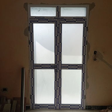 Carpinteria en aluminio y cristal. Bajos de meseta. Puertas closet. Ventanas - 3/4