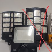 Reflectores de luz solares 600W con panel- 100 usd Reflectores de luz (solamente funcionan con corriente) 200W - 60 U - Img 57758468