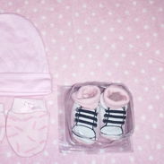 Conjunto Medias, manoplas y gorro para bebe - Img 57140001