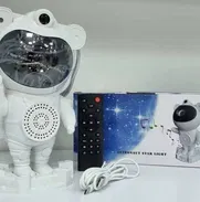 Proyector astronauta de galaxia con bocina bluetooth - Img 50198651