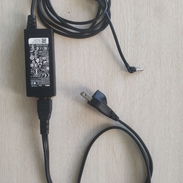 19.5v, 2.31 a y 45w. De uso funcionando perfectamente. Se le arregló el cable. - Img 55303888