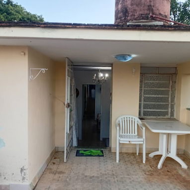 Casa en alto de 2 cuartos en Santiago de las vegas, Boyeros. - 5/10