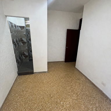 Vendo casa en centro habana (campanario y san Miguel) papeles en regla en 35 mil USD 3 cuartos 3 balcones 2 baños Cocina - Img 126037932