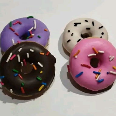 **Mini Donas Coloridas Cubiertas de chocolate con grageas** - Img 126348763