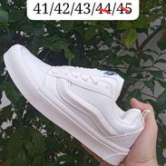 Tenis Vans blanco  40 usd  : Vans gris 40 USD   Vans negro 40 USD  Vans clásico 40 USD - Img 58484684