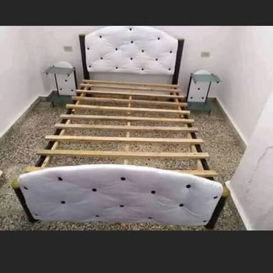 Cama camera de tubo tapisada con mesas de noche usted elige el color k desee. Entrega sin costo adicional en toda Habana - Img 119472926