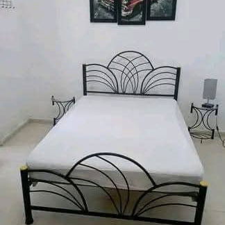 Camas capitoneadas y de tubo, colchones y muebles con mensajería gratis - 4/10