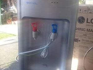 Dispensador de agua fría y caliente con nevera de mantenimiento y su botellón - Img main-image