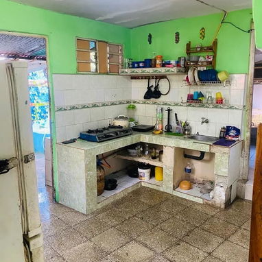 Vendo casa en Marianao pogolotti Cuenta con dos habitaciones contando también con sala, cocina comedor ,baño, traspatio - Img 126005520