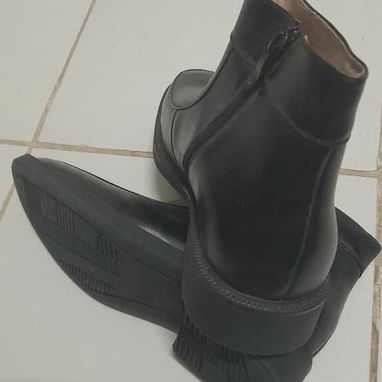 Vendo un par de botines negros nuevos número 40-41. Los interesados escribir al 59677149. - 3/3