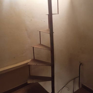 Venta de Casa en Centro Habana                    *CARACTERÍSTICAS*  * Puerta Calle * 3 Plantas * 3 cuartos * ⁠2 baños e - 3/9