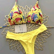 Bikini amarillo con top estampado - Img 55384148